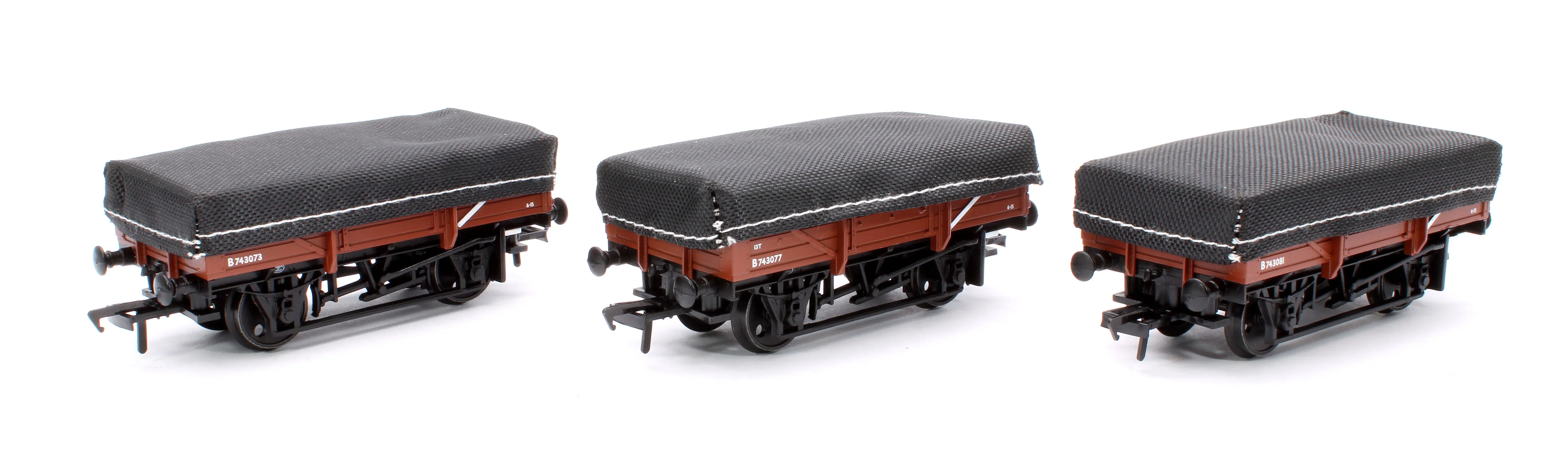 Bachmann Branchline OO Scale 5 Plank China Clay 3-Wagon Pack BR Bauxite (Early) with Tarp. Covers