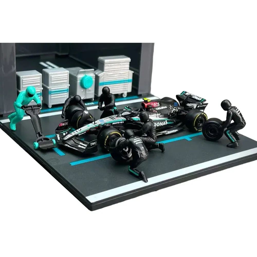 Bburago 1/43 2024 Mercedes AMG Pit Pass Comp. Russell #63 Diecast Model - Image 4