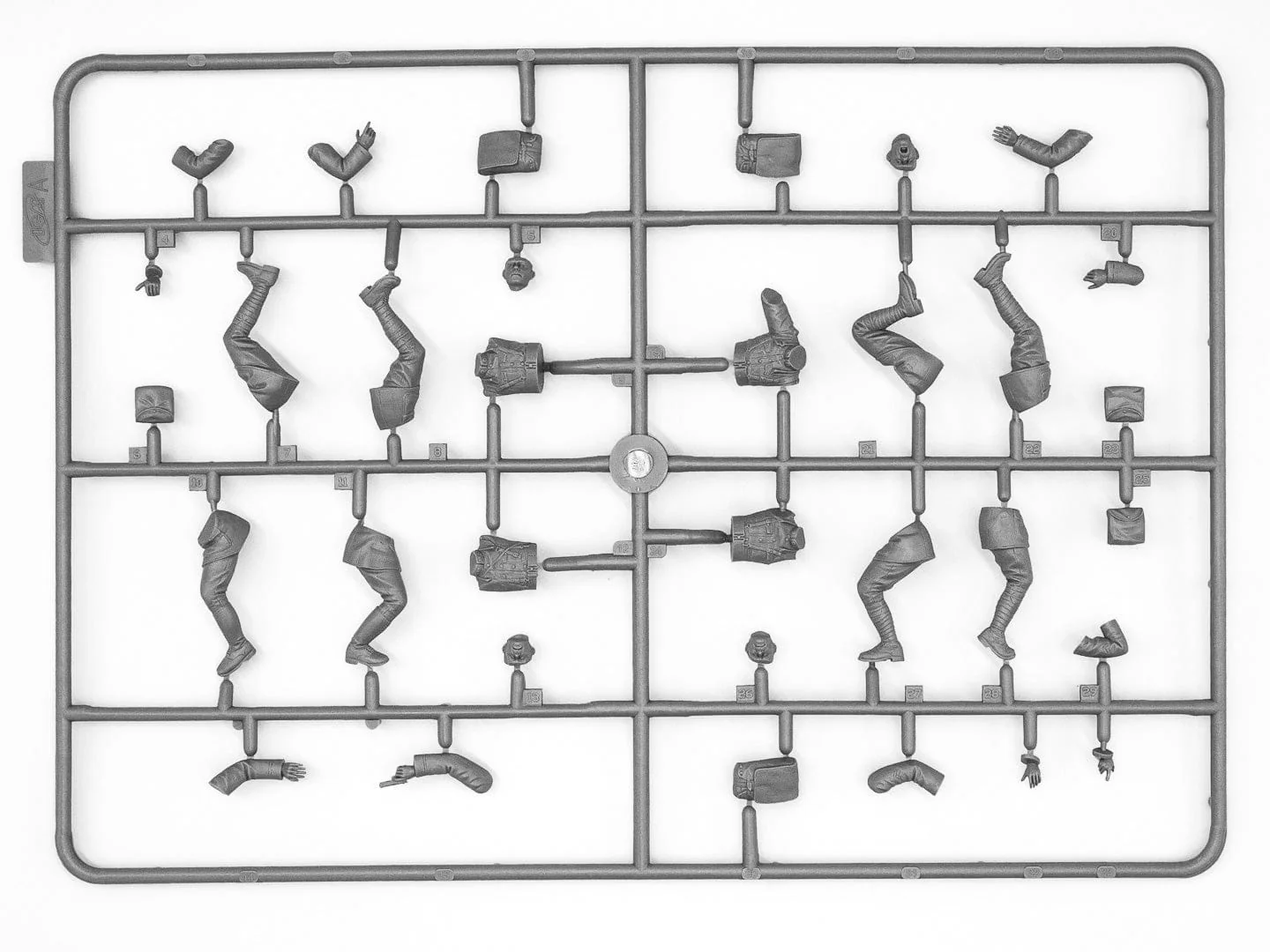 ICM 1/35 US Infantry in Gas Masks (1918) (4 Figures) Plastic Model Kit - Image 6